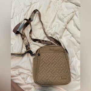 Lug crossbody